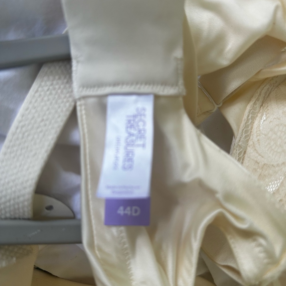 Secret Treasures Women's Ivory Lace Bra - Picture 7 of 7